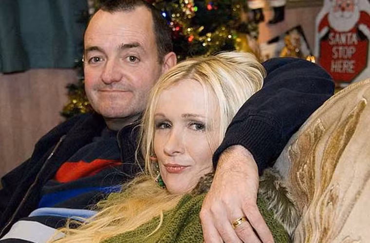 Khi bé, Caroline mắc ung thư bàng quang. Trong nhà còn có anh trai Patrick cũng bị bệnh. Nó đã ảnh hưởng đến nguyên bào võng mạc cô bé. Sau đó, Caroline tiếp tục chịu sự dày vò của ung thư mắt.