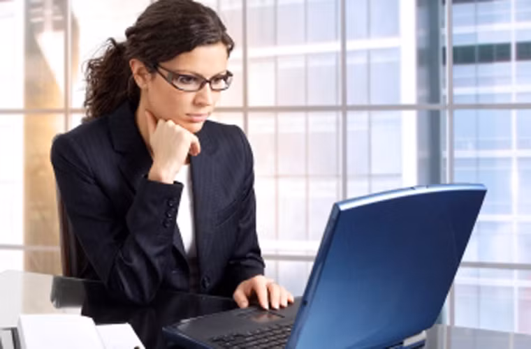 Ngay cả loại màn hình CRT được xem là dễ gây ảnh hưởng sức khoẻ hơn so với những loại màn hình khác thì các nhà khoa học cũng chỉ xác định được một lượng nhỏ tia X. Tương tự, loại màn hình LCD cũng phát ra rất ít tia cực tím nên không gây hại cho con người.