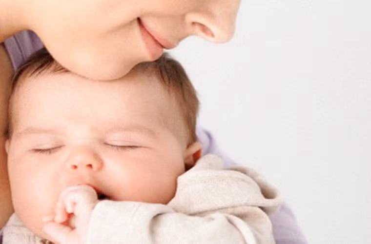 Giống như sởi, rubella cũng chưa có phác đồ điều trị cụ thể. Tuy nhiên, việc chăm sóc bệnh nhân sẽ góp phần đáng kể trong nỗ lực giảm bớt sự khó chịu. Đối với trẻ sơ sinh, điều trị được tập trung vào việc giảm tác hại của biến chứng.