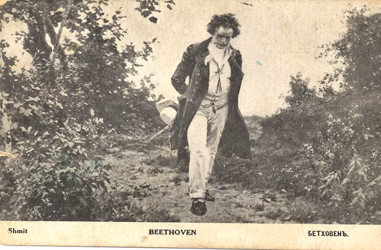 Thực vậy, đi bộ từng được biết đến là phương pháp tăng cường khả năng sáng tạo trong nhiều thế kỷ. Cuốn “Daily Rituals” xuất bản năm 2014 của tác giả Mason Currey cho biết, một số danh nhân nổi tiếng như Pyotr Tchaikovsky Ilich "sùng bái" phương pháp này đến mức mỗi ngày dành hai tiếng để đi bộ bất chấp thời tiết nắng mưa; Ludwig van Beethoven lại có cách tập luyện không giống ai khi ông chỉ thích đi dạo nhanh ngay sau bữa ăn trưa.