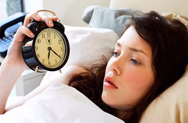 Thời điểm mới ngủ dậy. Chính âm thanh inh ỏi phát ra từ đồng hồ báo thức đẩy cơ thể bạn vào tình trạng mệt mỏi và căng thẳng ngay khi đón chào bình minh. Thay vì tự ngược đãi bản thân bằng các loại thanh âm chói tai, bạn nên lựa chọn những bản nhạc nhẹ để đánh thức mình vào buổi sớm.
