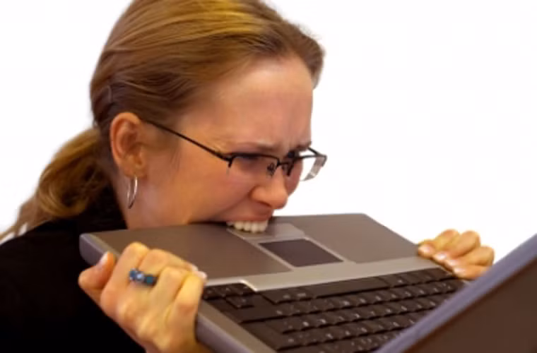 Check mail. Tốt nhất khi đến công ty, không nên truy cập vào địa chỉ mail ngay lập tức. Những phút đầu tiên này bạn nên dành thời gian mở cửa sổ để căn phòng có được ánh sáng tự nhiên và tự pha cho mình một cốc nước. Nếu căn phòng không có cửa sổ, hãy tự sắm cho mình một chiếc đèn có ánh sáng an toàn giống như ánh sáng từ mặt trời thay cho những bóng đèn do công ty trang bị nhưng không đủ sáng.