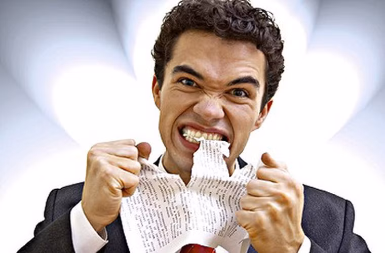 Trước các cuộc họp lớn. Nhiều người thường cố gắng thu thập tài liệu hoặc cuống cuồng chuẩn bị những thứ cần thiết cho cuộc họp. Thực tế, các cuộc họp lớn đều có lịch từ trước và bạn nên chuẩn bị chu đáo từ trước. Việc đôn đáo trước cuộc họp thường không mang lại hiệu quả như mong muốn. Tốt nhất, bạn hãy thả lỏng và hít thở sâu để lấy tinh thần.