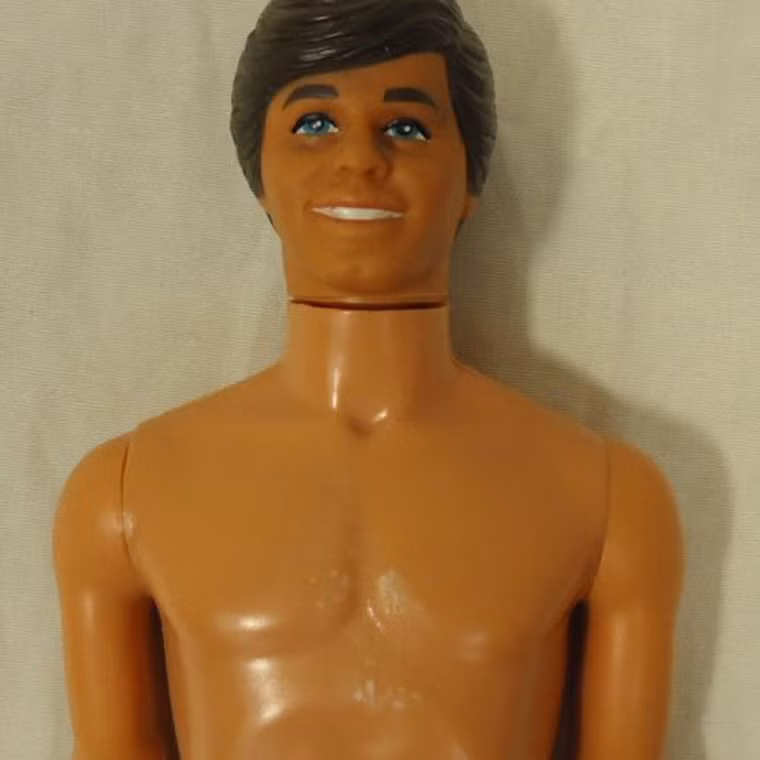 Để giúp chị em thường xuyên chú ý đến việc kiểm tra các dấu hiệu bất thường ở vú, một thiết bị điện thoại thông minh đã được đưa ra thị trường. Chiếc điện thoại này mô phỏng hình một người đàn ông ngực trần với khả năng hẹn giờ, nhắc nhở bạn về lịch khám cũng như cách thức tiến hành.