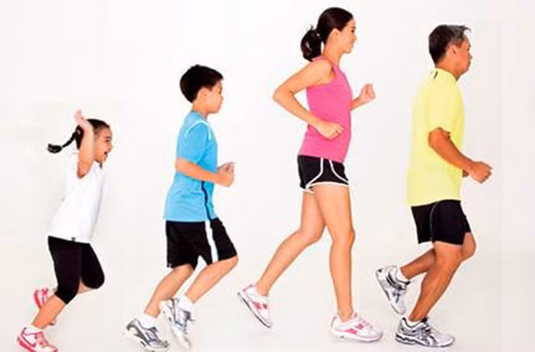 Lúc mới khởi động, bạn nên đi chậm 5 đến10 phút để làm ấm cơ thể rồi mới tăng tốc. Đồng thời, trước thời điểm kết thúc bài tập, bạn cũng cần giảm tốc khoảng 5 đến 10 để giúp cơ bắp được hạ nhiệt.