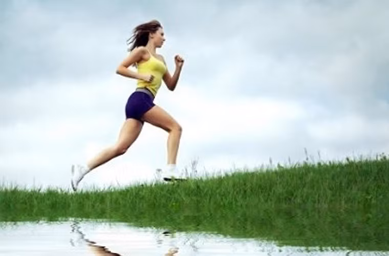 Khi đi bộ ngoài trời, cố gắng tránh những con đường có nhiều vết nứt, ổ gà hoặc mặt sân không đồng đều để tránh bị vấp ngã.