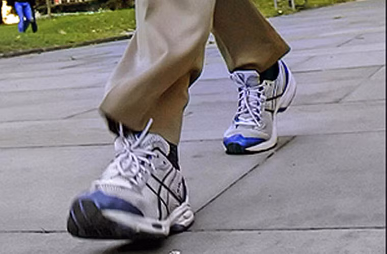 Để đối phó với vấn đề này, bạn cần chọn cho mình một đôi giày tốt và thích hợp với đôi chân để vận động tốt hơn. Nếu tập luyện vào buổi tối, bạn nên sắm những đôi giày có màu sắc tươi sáng nhằm kích thích sự hứng thú.