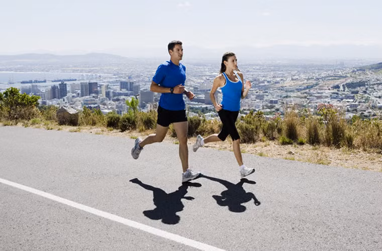 Các chuyên gia cho biết, đi bộ với tư thế cúi đầu hoặc hơi nghiêng có thể làm tổn thương phần thắt lưng của bạn. Vì vậy, cố gắng đứng thẳng, ngẩng cao đầu và giữ hai vai cân đối khi đi.