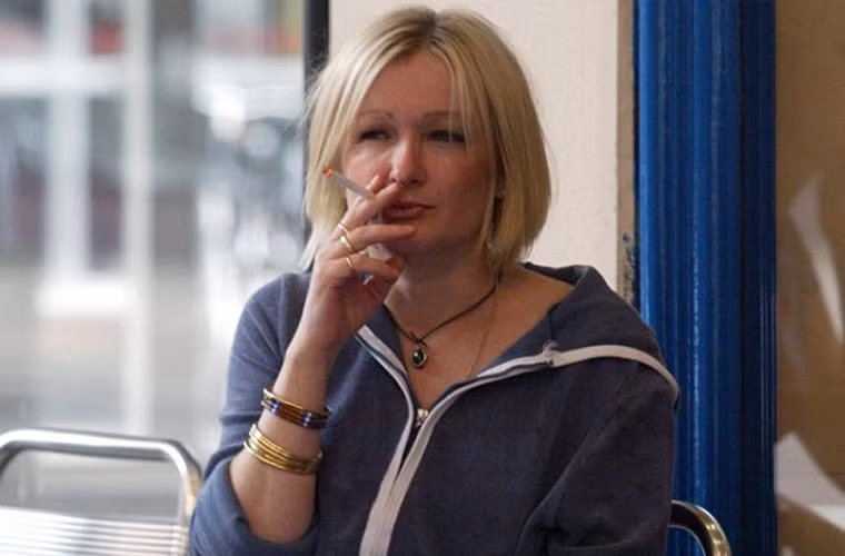 Hiện Caroline đã ngừng hút thuốc lá để nâng cao nhận thức cho khán giả cũng như để bảo vệ sức khỏe của mình.