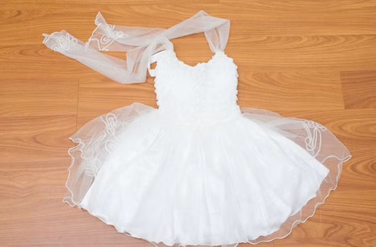 Váy xòe bồng bềnh. Váy xòe được thiết kế từ voan mỏng sẽ mang lại cho bé gái của bạn vẻ trẻ trung, nữ tính, dễ thương tựa thiên thần. Mùa hè đang tới dần, các phụ huynh còn chần chừ gì nữa không sắm ngay cho bé set đồ đẹp mắt này.