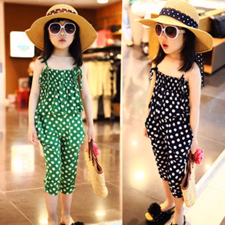 Phong cách "tông xuyệt tông". Những màu sắc như hồng, xanh, cam... sẽ mang lại cảm giác năng động đầy sức sống cho con yêu của bạn. Phong cách này không kén người mặc nên cả nhà có thể cùng diện với bé để tạo nên màu sắc riêng biệt của gia đình.