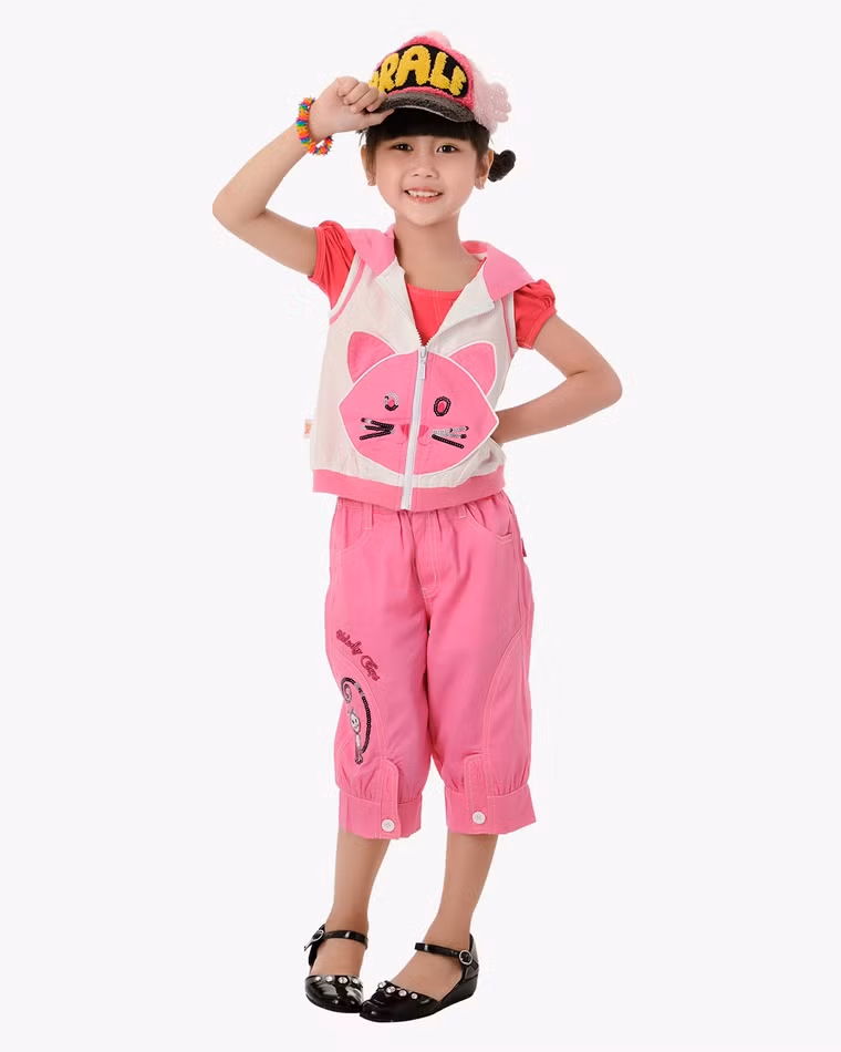 Cuộc dạo chơi sắc màu còn có thể tiếp tục bằng cách phối màu ở những gam màu giống nhau như màu đỏ với màu hồng, trắng với xanh lam. Tuy nhiên, bạn nên lựa chọn một phụ kiện có màu sắc trung tính như kẹp nơ, dây lưng để không tạo nên cảm giác nhàm chán khi nhìn vào.