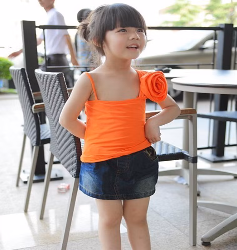 Bên cạnh việc lựa chọn những mẫu thời trang mới, các mẹ cũng nên học cách phối màu trang phục chuẩn, hợp mốt. Bạn có thể lựa chọn các màu đối lập như xanh kết hợp với da cam, tím với vàng, đỏ và xanh lá cây để tạo điểm nhấn, nổi bật cho con giữa đám đông.