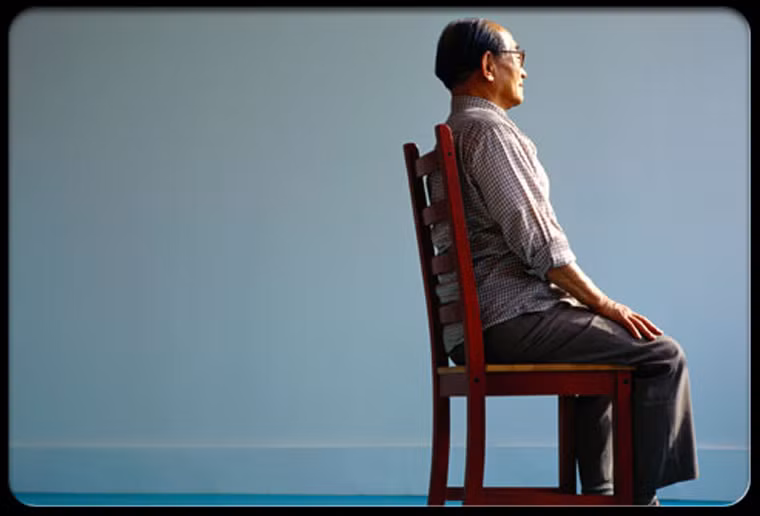 1 - Luôn ngồi thẳng để ngăn ngừa đau lưng. Thông thường, việc ngồi khom lưng khiến bạn dễ bị đau lưng. Tuy nhiên, duy trì thế ngồi thẳng đứng không giúp bạn tránh được những cơn đau triền miên ở bộ phận này. Cụ thể, ngồi “thẳng tưng” trong thời gian quá lâu làm tăng áp lực lên cột sống, khiến tình trạng càng tồi tệ hơn. Để cải thiện tình hình, bạn chỉ cần ngồi dựa lưng vào ghế, hai bàn chân áp sát sàn nhà và hơi cong nhẹ phần lưng dưới.