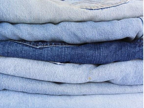 Thuốc nhuộm azo dễ gây ung thư da. Đặc biệt là những trường hợp hay mặc quần jean trong tình trạng ẩm ướt. Ảnh minh họa.