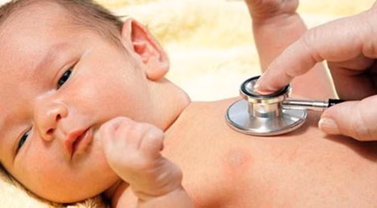 4. Tiêm vắc xin tổng hợp làm tăng tác dụng phụ có hại, làm quá tải hệ thống miễn dịch của trẻ. Bằng chứng khoa học cho thấy sử dụng kết hợp một số loại vắc xin không gây ảnh hưởng xấu đến hệ thống miễn dịch của trẻ. Lựa chọn tiêm nhiều loại vắc xin cùng một lúc chủ yếu để làm giảm số lần đưa trẻ đến các cơ sở y tế, tiết kiệm được thời gian và tiền bạc. Việc kết hợp nhiều vắc xin như sởi, quai bị và rubella còn giúp làm giảm số lần bé phải tiêm, giúp bé sớm hoàn thiện lịch tiêm chủng.