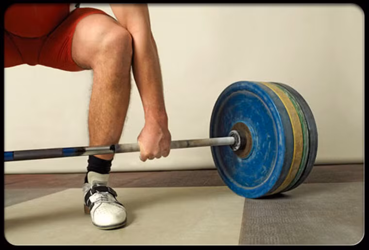 2 - Từ chối nâng vật nặng để tránh đau lưng. Thực tế việc nâng vật nặng có thể gây ảnh hưởng xấu đến sức khỏe của bạn. Tuy nhiên, cách thức bạn nâng đồ vật còn có tác động mạnh mẽ hơn. Lời khuyên giới chuyên môn đưa ra là nên tiếp xúc càng gần với vật cần nâng càng tốt. Khi nâng, nhớ ngồi xổm xuống hoặc dùng sức của cơ chân để nâng.