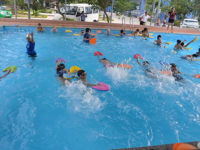 Tổ chức Y tế Thế giới cũng từng đưa ra lời cảnh báo về khả năng mắc bệnh ở người khi tiếp xúc với cyanogen chloride (NCCI). Nó có thể gây tổn thương tế bào di truyền, ảnh hưởng đến phổi, tim và hệ thống thần kinh trung ương qua đường hô hấp. Các triệu chứng của phơi nhiễm NCCI có thể gồm buồn ngủ, sổ mũi, đau họng, ho, buồn nôn, phù nề, co giật, tê liệt và thậm chí là tử vong.