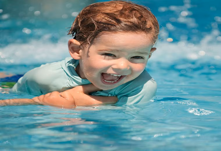 Bên cạnh đó, việc tiếp xúc lâu dài với các sản phẩm phụ khử trùng có thể dẫn tới đột biến gene, dị tật bẩm sinh, đẩy nhanh quá trình lão hóa, gây bệnh đường hô hấp, ung thư.