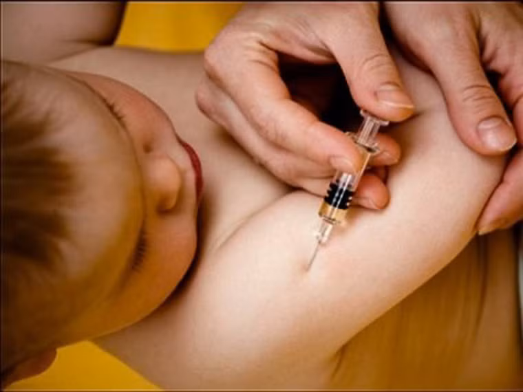 6. Vắc xin phòng sởi chứa thành phần thủy ngân độc hại. Thiomersal là một hợp chất hữu cơ có chứa thủy ngân được sử dụng như một chất bảo quản cho các loại vắc xin, trong đó có vắc xin ngừa sởi. Hiện, chưa có bằng chứng cho thấy lượng làm tăng nguy cơ sức khỏe của bé.