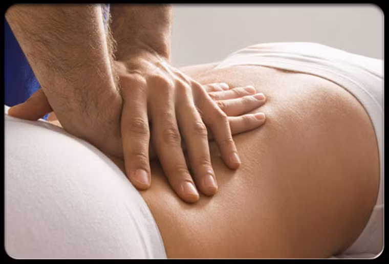 8 - Đau lưng bắt nguồn từ xương, do vậy xoa bóp cột sống là vô ích. Điều này hoàn toàn phản khoa học, những người bị chứng đau lưng nên thư giãn bằng cách massage nhẹ nhàng để giúp xoa dịu các cơn đau.