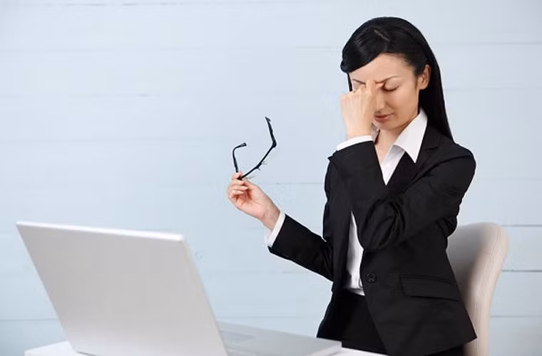 Nguy cơ đáng kể nhất khi sử dụng máy tính là sức khỏe đôi mắt. Việc tập trung cao độ vào màn hình máy tính có thể gây nhức mỏi cũng như một số vấn đề khác. Khi sử dụng loại phương tiện này, bạn nên sắp xếp thời gian nghỉ ngắn để mắt được nghỉ ngơi. Cho đến nay, đây là một trong những phương pháp phòng ngừa hiệu quả nhất.