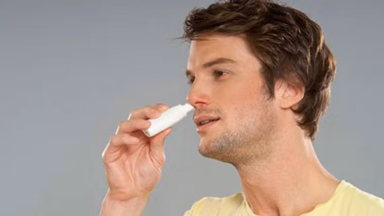 Thực tế, tránh lạm dụng thuốc nhỏ mũi bởi nếu sử dụng chúng quá nhiều có thể gây tổn hại đến niêm mạc mũi. Tốt nhất, nên sử dụng bình xịt muối sinh lý để làm ẩm và làm sạch.