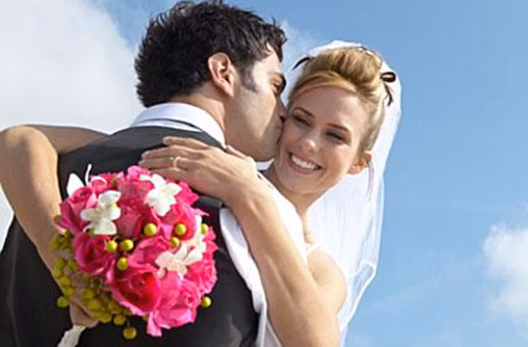 Không nhờ vào các loại thú cưng trong nhà, Christina Quilter phải cảm ơn chiếc váy cưới vì chính nó đã cứu tính mạng cô. Cụ thể, khi thử chiếc váy dài satin, cạnh của chiếc áo lót thúc vào ngực phải khiến cô đau đớn vô cùng. Cơn đau tiếp tục kéo dài trong 2 tuần sau đó khiến Christina phải đi khám bác sĩ, và ở đây, người ta đã phát hiện cô bị ung thư vú.