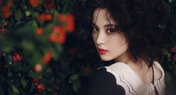 Họ sẽ ở bên đức lang quân, thu nạp mọi thứ có thể để trở thành một trợ thủ đắc lực, trợ giúp chồng trong việc kinh doanh. Ở ngoài, họ ngoại giao có duyên, đầy thuyết phục và trở thành một bà chủ thông minh, lanh lợi. Ở nhà, họ vẫn làm tròn bổn phận của dâu hiền vợ thảo khi chăm chút chu đáo cho con, thu vén cửa nhà tươm tất. Phụ nữ ngày nay cũng giỏi giang, độc lập chẳng kém gì chồng.