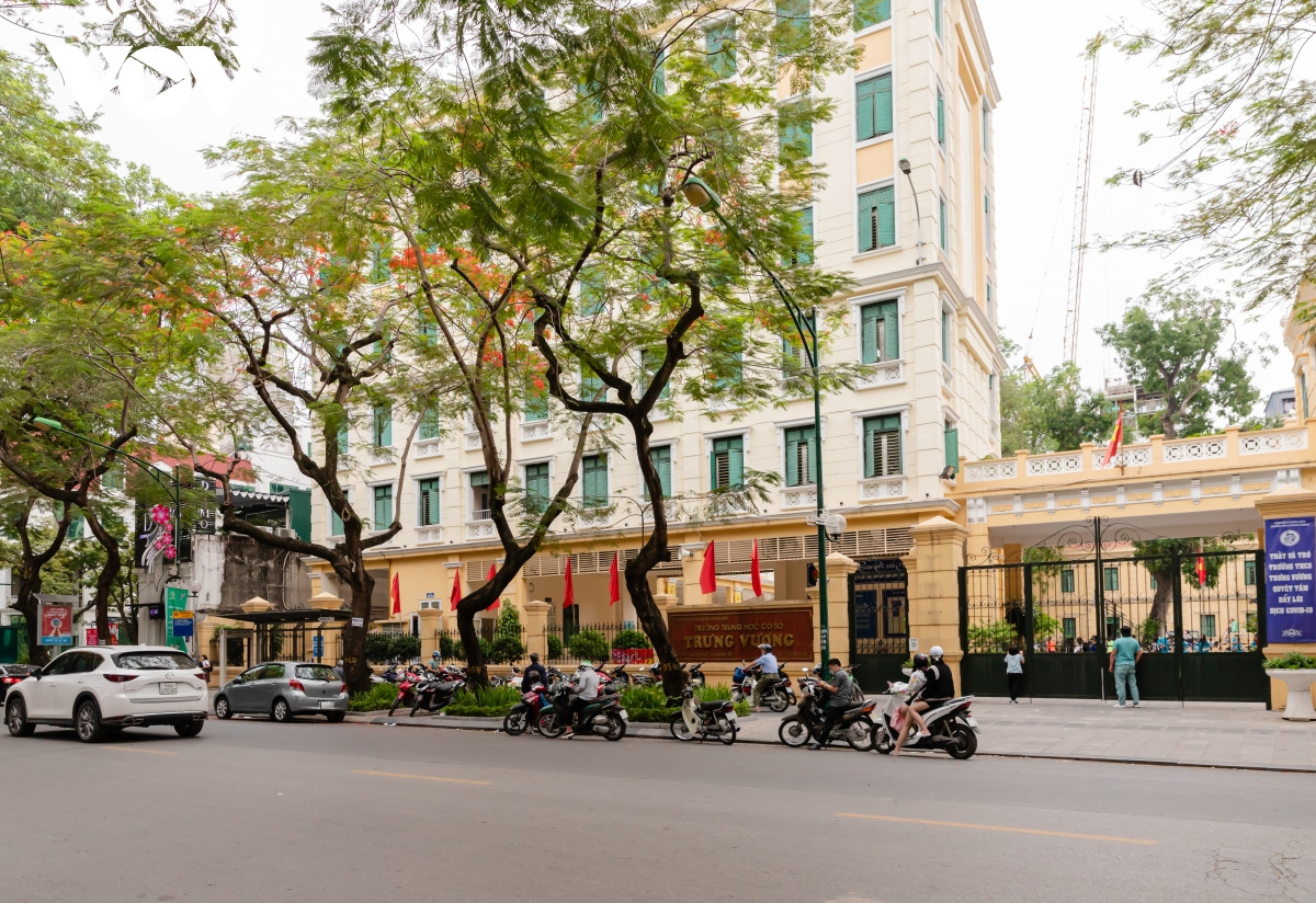 Những cây phượng cao vút trên phố Lý Thường Kiệt. Hoa phượng được trồng tập trung một đoạn dài trên tuyến phố Lý Thường Kiệt, đoạn từ ngã 4 Lý Thường Kiệt – Hàng Bài đến khách sạn Melia.