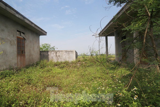 Ghi nhận sáng 9/5, các hạng mục chính của dự án như hồ chứa nước, bể nước, nhà điều hành, đường ống dẫn nước… đã được xây dựng. Tuy nhiên do bỏ hoang lâu nay nên đã dần xuống cấp.