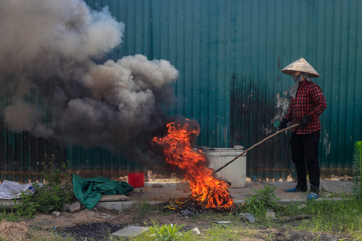 Một số người dân mang đồ nhựa, cao su đến đây đốt tạo thành khói đen dày đặc, gây khó chịu với người đi đường và ô nhiễm môi trường.