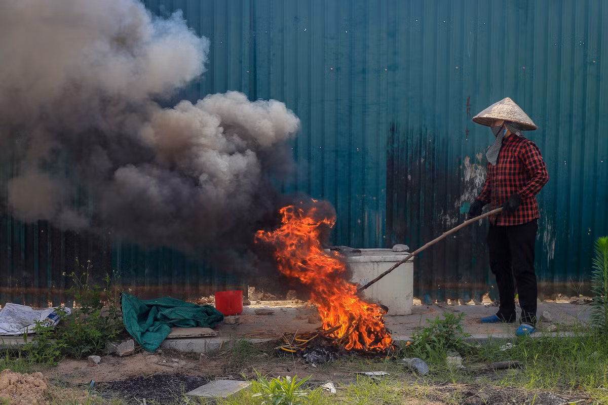Một số người dân mang đồ nhựa, cao su đến đây đốt tạo thành khói đen dày đặc, gây khó chịu với người đi đường và ô nhiễm môi trường.