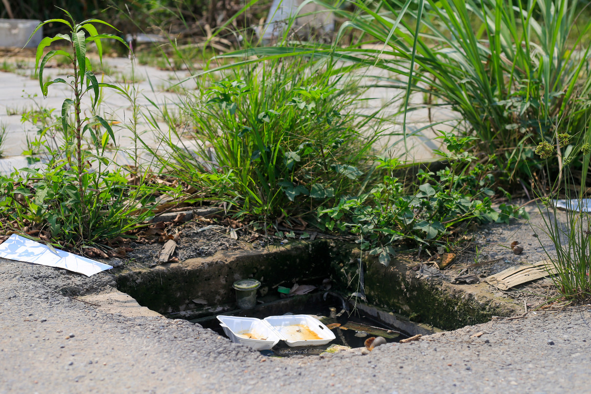 Hầu như ống cống xung quanh công viên không có nắp khiến nước thải và rác luôn chất đầy miệng cống.