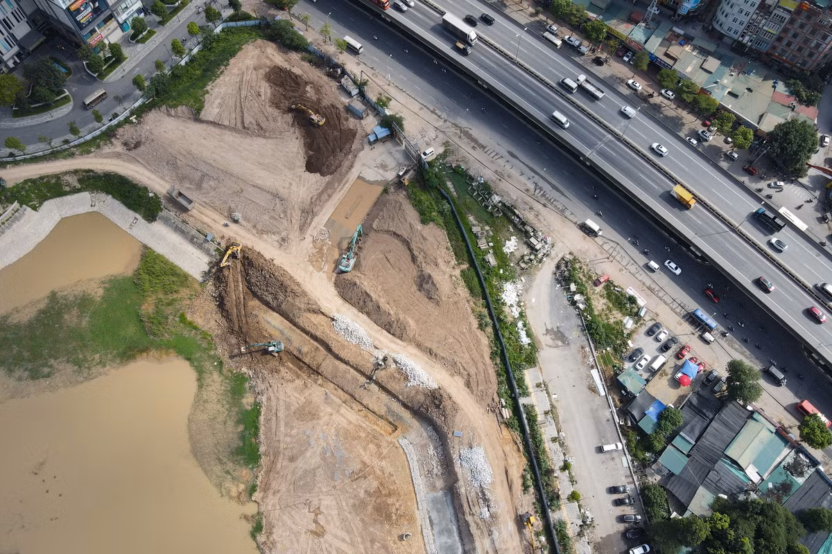 Dự án được khởi công vào quý II/2016, hoàn thành quý IV/2021, với mặt nước hồ điều hoà tối thiểu 190.000 m2, đất công viên và cây xanh 88.000 m2. Khu quảng trường lễ hội CX1 gần 31.000 m2, khu cây xanh thể dục thể thao và giải trí CX2 gần 23.000 m2 và khu cây xanh đường dạo CX3 34.000 m2. Tổng mức đầu tư của dự án 744,7 tỷ đồng.