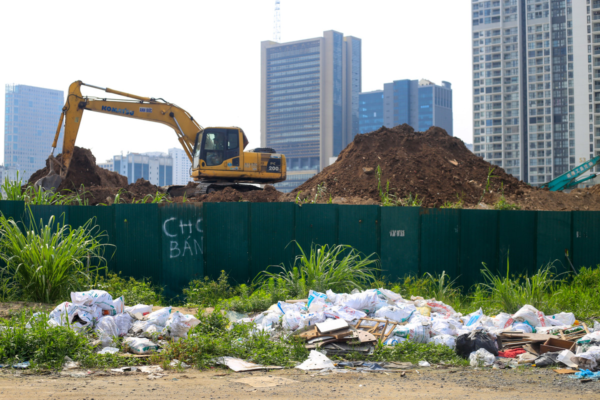 Vì dự án chậm trễ hoàn thành, tình trạng rác thải chất thành đống nằm dưới lòng đường xung quanh khu vực thường xuyên xảy ra.
