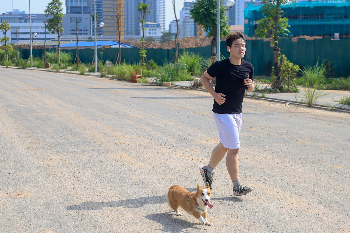 Nam Anh (22 tuổi) thường xuyên chạy bộ tại tuyến đường vào mỗi buổi sáng dù công trình vẫn trong giai đoạn đang hoàn thiện. "Tôi mong năm nay công viên sẽ hoàn thành, để có không gian cho mọi người đến đây vui chơi, tập thể dục. Hiện tại công trình vẫn có nhiều dang dở, những lúc mình chạy bộ cũng phải để ý phía dưới vì có nhiều cống không có nắp", nam thanh niên chia sẻ.