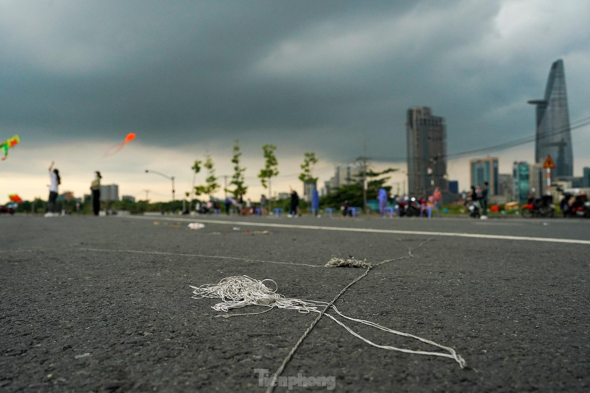 Có người thả diều còn quăng nguyên búi dây ra đường, có thể gây nguy hiểm cho người đi đường.