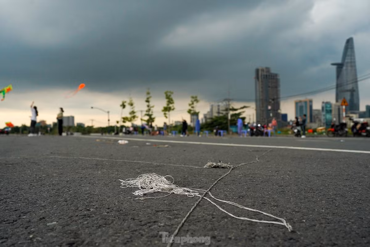 Có người thả diều còn quăng nguyên búi dây ra đường, có thể gây nguy hiểm cho người đi đường.