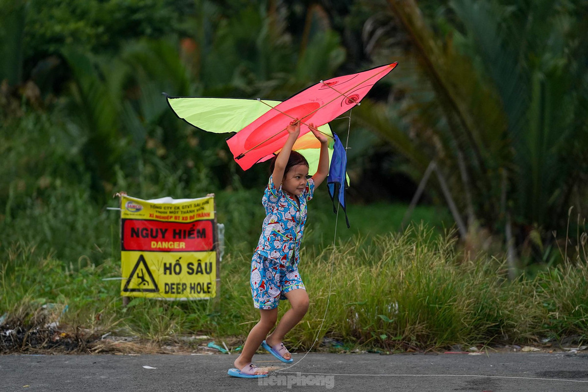 Trẻ em chơi gần những hồ nước sâu có bảng cảnh báo nguy hiểm.