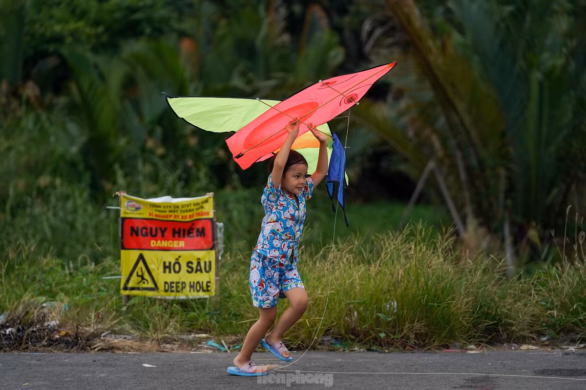 Trẻ em chơi gần những hồ nước sâu có bảng cảnh báo nguy hiểm.