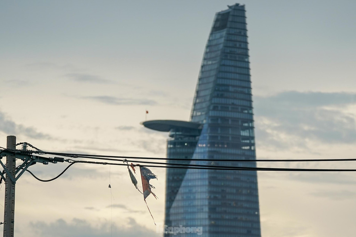 Có thể thấy nguy cơ mất an toàn điện khi đường dây bị diều quấn thế này.