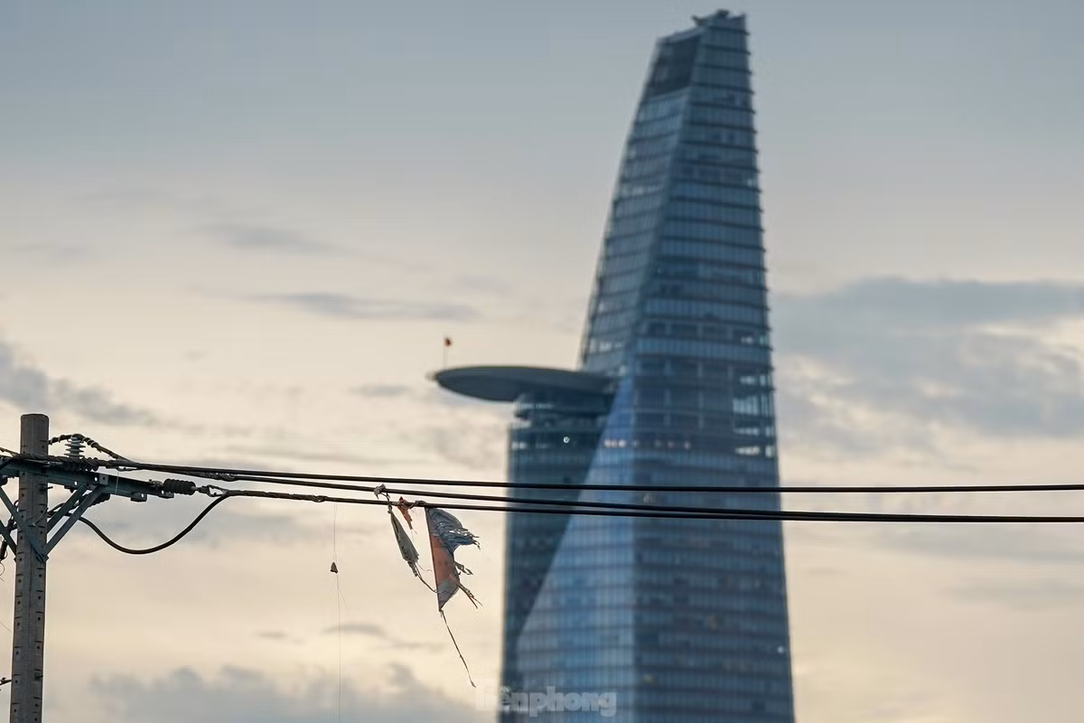 Có thể thấy nguy cơ mất an toàn điện khi đường dây bị diều quấn thế này.