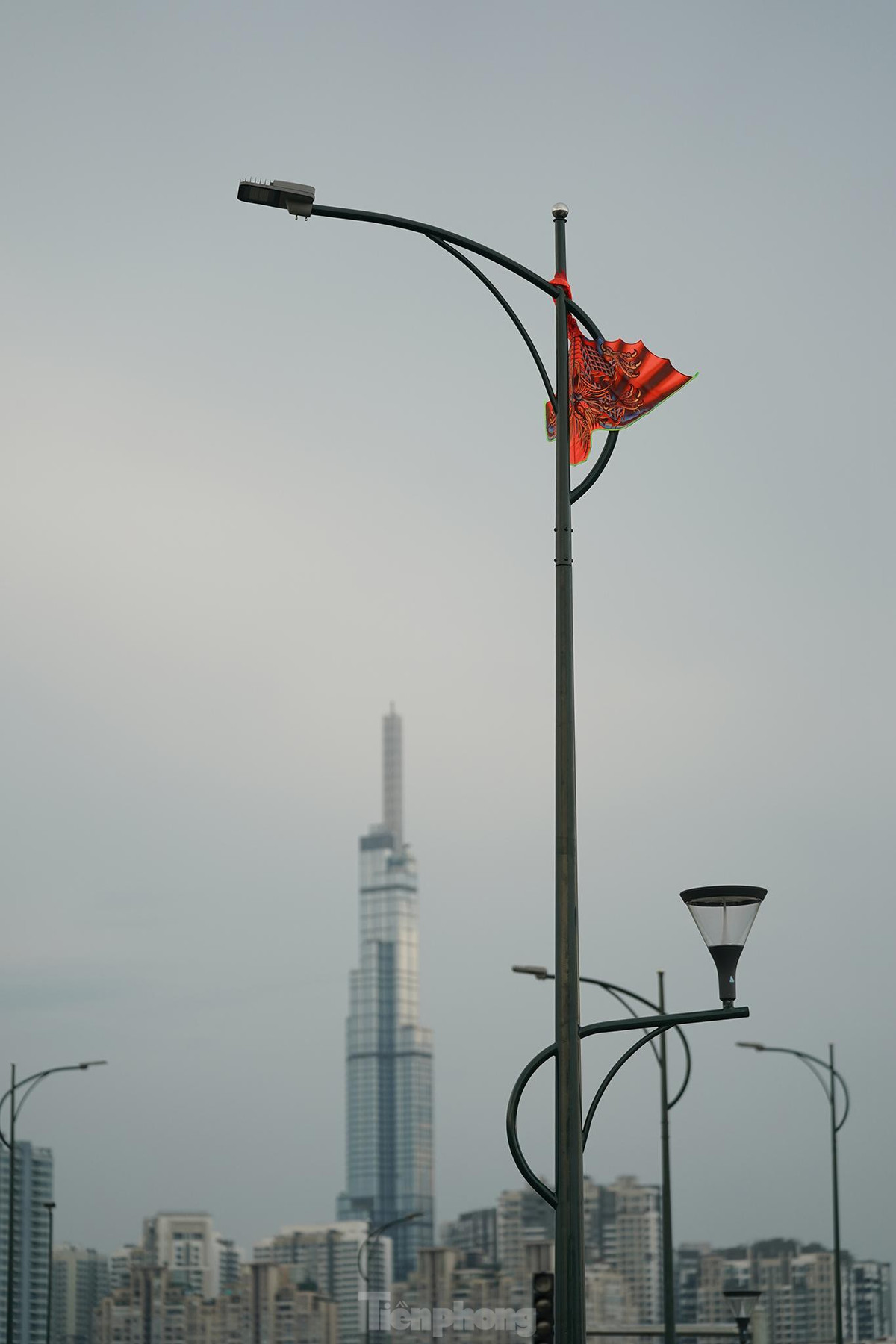 Khu vực này vừa được UBND phường Thủ Thiêm dọn sạch rác ở các hồ bên dưới nhưng rác trên không vẫn còn.