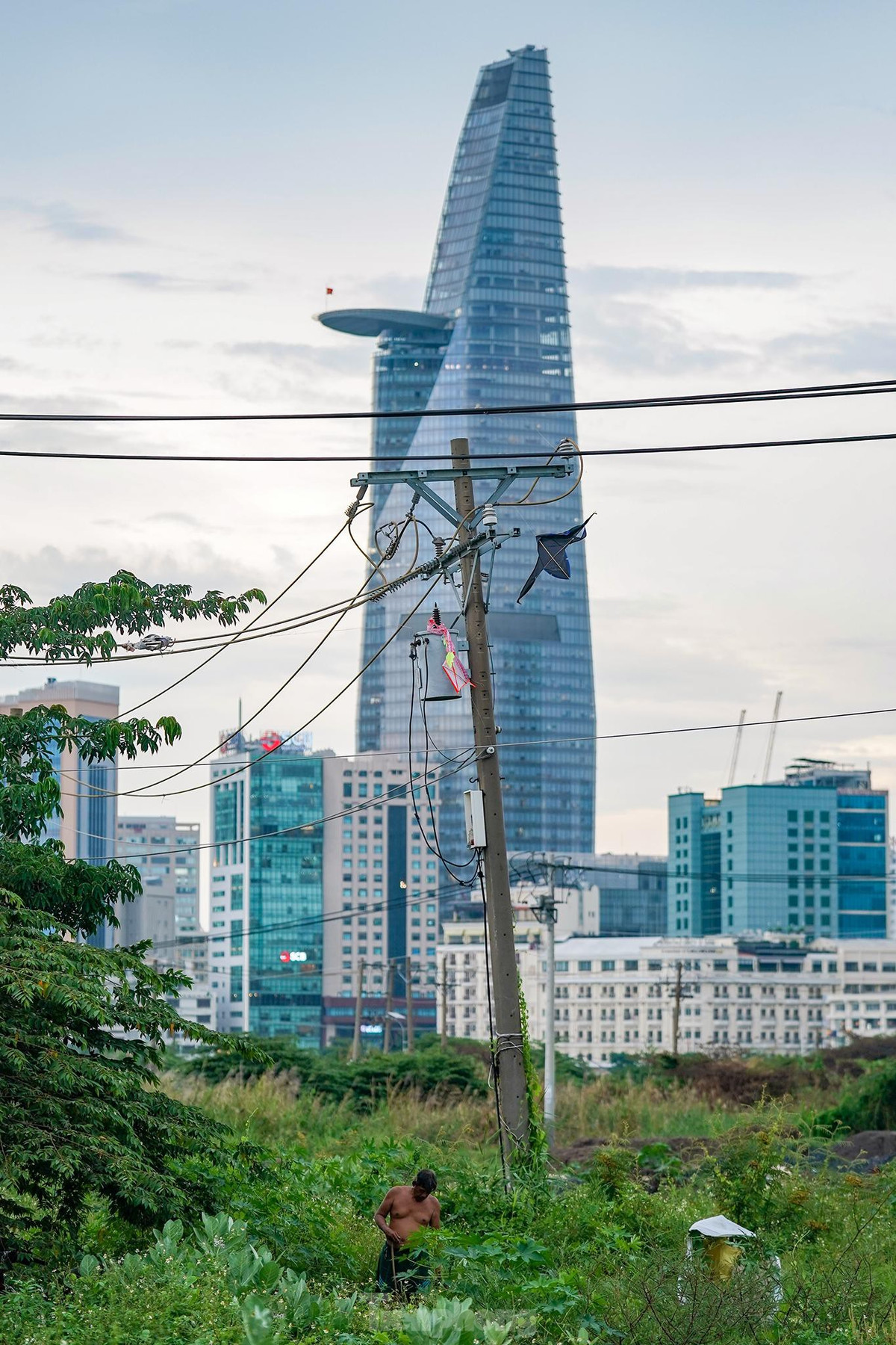 Diều bị đứt dây vướng cả vào trụ điện cao thế. Có thể nói, việc chơi diều là một thú vui, một hình thức giải trí và thư giãn. Tuy nhiên, thả diều ở chỗ nào để không nguy hiểm, không gây sự cố lưới điện là điều cần được quan tâm.