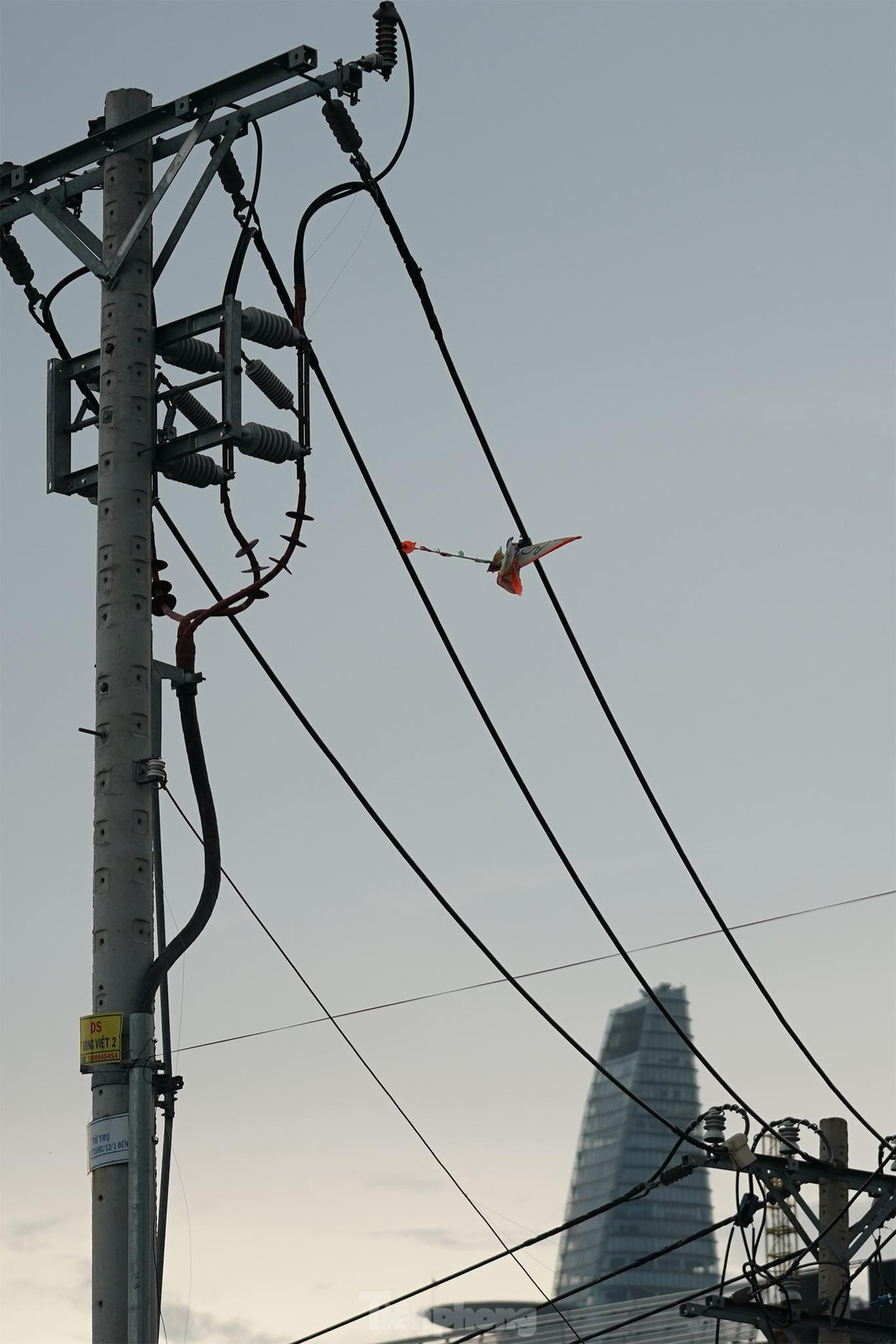 Nếu người chơi diều cố gắng giữ dây rất dễ dẫn đến tình trạng phóng điện, ảnh hưởng đến tính mạng. Đã có những trường hợp diều bay vướng vào đường dây điện đang vận hành gây ra chập điện, cháy nổ gây thiệt hại rất lớn. Người chơi diều có thể bị điện giật, ảnh hưởng đến tính mạng nếu cố tình trèo lên cột điện để gỡ diều bị vướng, ngoài ra còn làm hư hỏng thiết bị điện lưới mà nghiêm trọng hơn là gây mất điện cả khu vực, ảnh hưởng đến đời sống sinh hoạt, sản xuất, kinh doanh của người dân.