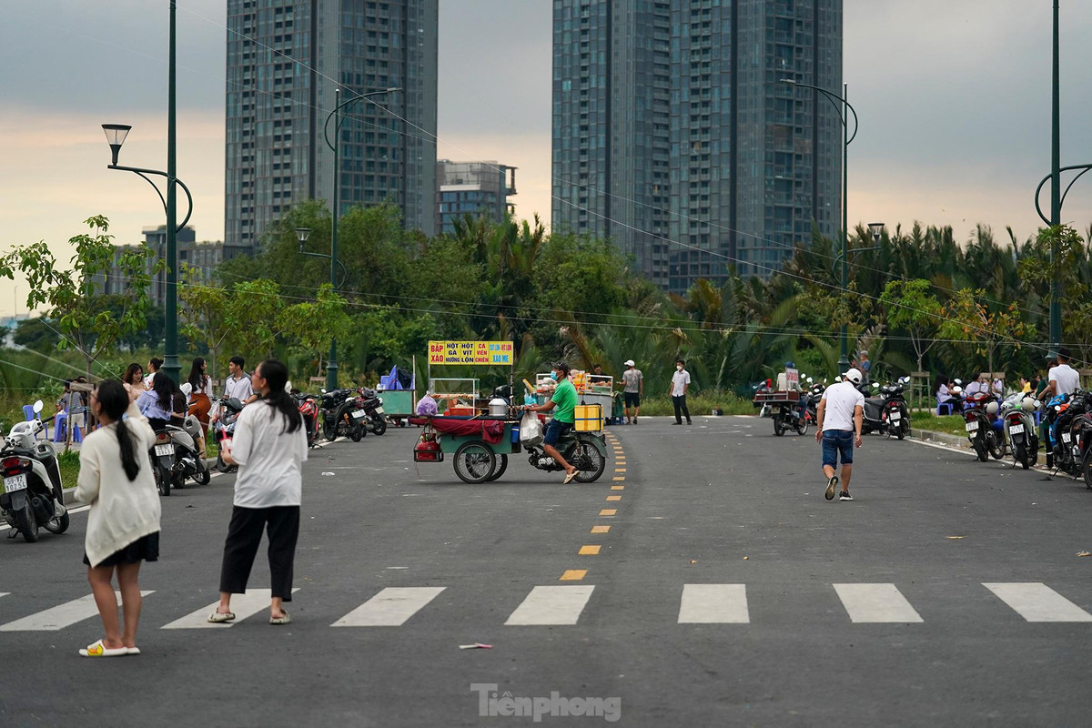 Có thể thấy nhiều dây diều giăng ngang đường rất nguy hiểm nếu người dân lưu thông không để ý. Việc thả diều gần đường dây điện, trạm điện tiềm ẩn các nguy cơ gây ra sự cố cho hệ thống lưới điện, tai nạn do những cánh diều vướng vào đường dây.
