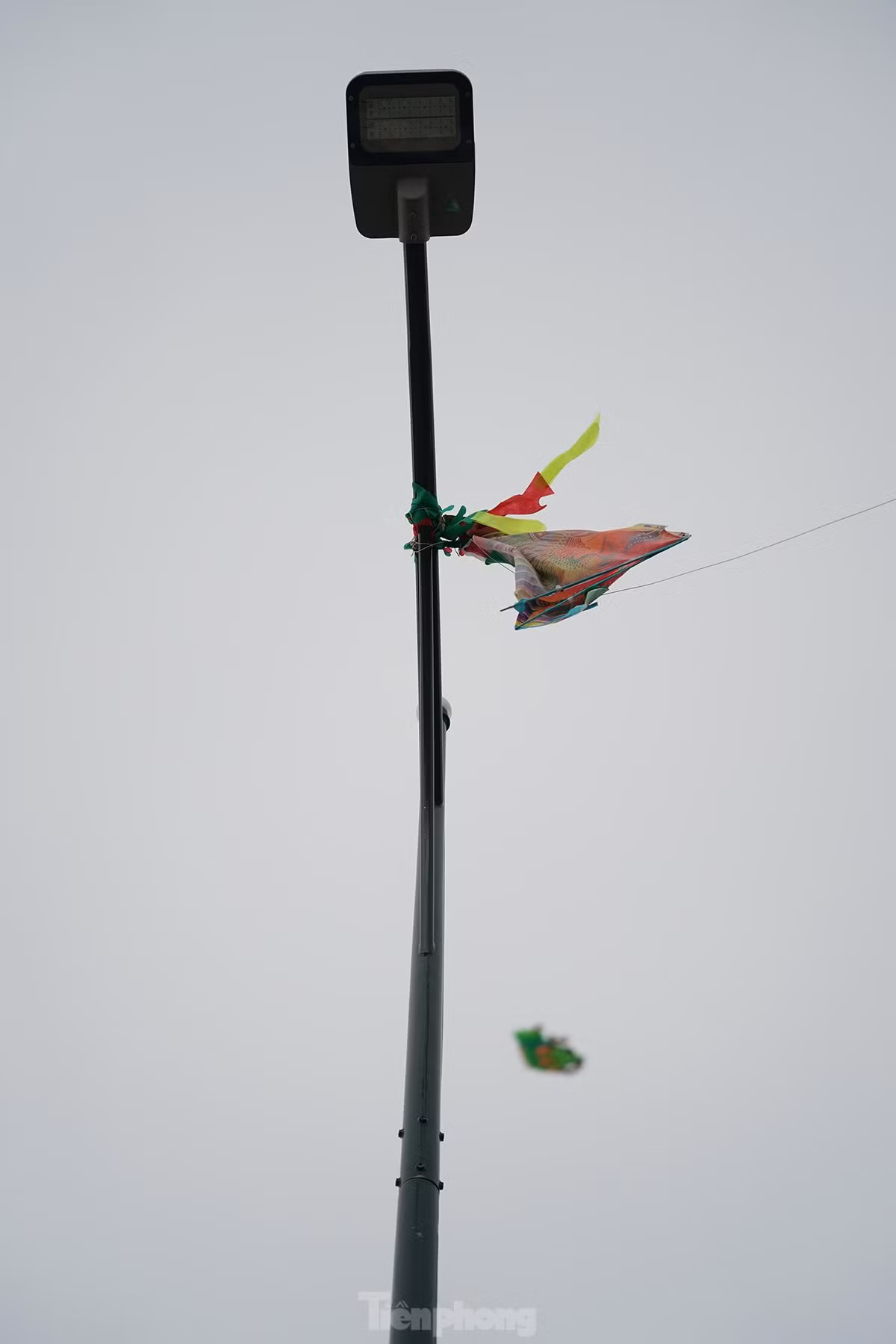 Thả diều là thú vui giải trí thu hút nhiều người tham gia, không chỉ mang lại niềm vui cho trẻ nhỏ, học sinh mà còn thỏa đam mê của nhiều người lớn khi có thời gian rảnh rỗi. Tuy nhiên, khi thả diều cần rất thận trọng, nhiều người thả diều gần đường điện, trạm biến áp, tiềm ẩn hiểm họa khôn lường, điều đó không chỉ vi phạm pháp luật mà còn nguy hiểm đến tính mạng.