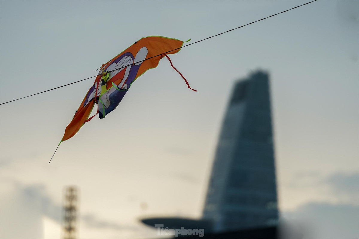 Theo Điều 15, Nghị định số 134/2013/NĐ-CP của Chính phủ “Quy định về xử phạt vi phạm hành chính trong lĩnh vực điện lực, an toàn đập thủy điện, sử dụng năng lượng tiết kiệm và hiệu quả”, phạt tiền từ 1-5 triệu đồng đối với các tập thể, cá nhân thả diều hoặc bất kỳ vật gì gây sự cố lưới điện; đồng thời, bồi thường thiệt hại khi xảy ra sự cố theo đúng quy định của Nhà nước. Riêng các trường hợp gây ra sự cố nghiêm trọng, gây hỏa hoạn, sự cố mất điện trên diện rộng, tai nạn điện… sẽ bị truy cứu trách nhiệm theo quy định của pháp luật.