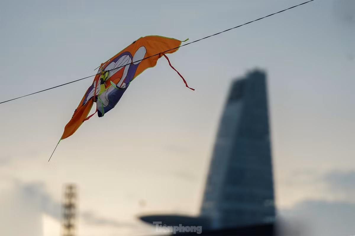 Theo Điều 15, Nghị định số 134/2013/NĐ-CP của Chính phủ “Quy định về xử phạt vi phạm hành chính trong lĩnh vực điện lực, an toàn đập thủy điện, sử dụng năng lượng tiết kiệm và hiệu quả”, phạt tiền từ 1-5 triệu đồng đối với các tập thể, cá nhân thả diều hoặc bất kỳ vật gì gây sự cố lưới điện; đồng thời, bồi thường thiệt hại khi xảy ra sự cố theo đúng quy định của Nhà nước. Riêng các trường hợp gây ra sự cố nghiêm trọng, gây hỏa hoạn, sự cố mất điện trên diện rộng, tai nạn điện… sẽ bị truy cứu trách nhiệm theo quy định của pháp luật.